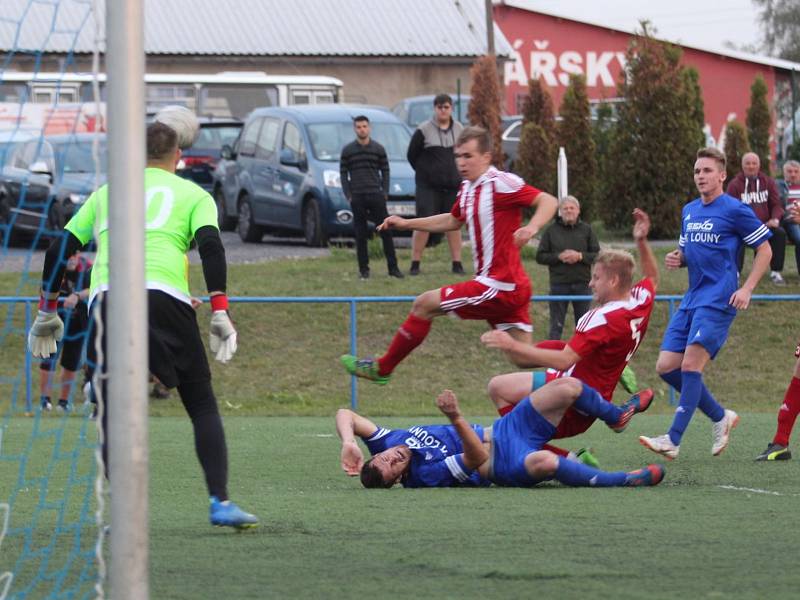 Louny (v modrém) vyhrály na horké půdě v Srbicích 2:1.