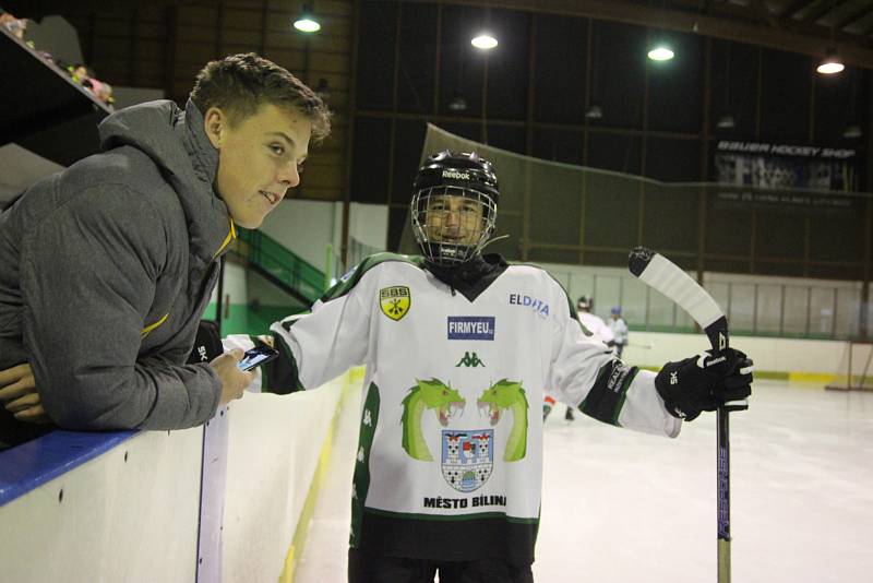 Na zimním stadionu v Bílině se fotbalisté Teplic rozloučili s rokem 2017 hokejovým zápasem se záchranáři. Fotbalisté prohráli 3:5