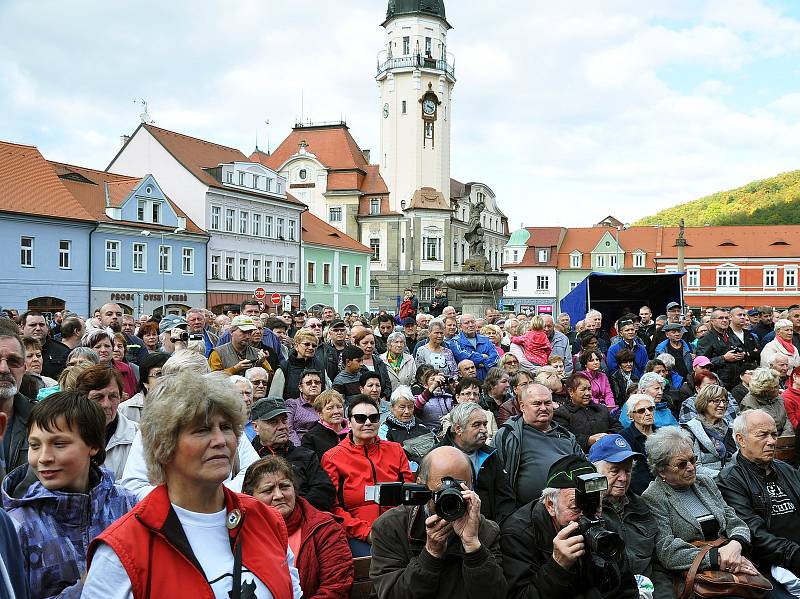 Návštěva prezidenta ČR Miloše Zemana v Bílině, setkání s občany na Mírovém náměstí.