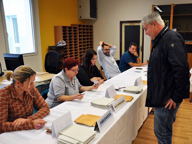 Volby ve volebním okrsku č.9. v Krupce Maršově začaly přesně ve 14 hodin. O volební komisi se město postaralo, dovezli občerstvení, minerálky a každý člen dostal poukázky na oběd. 