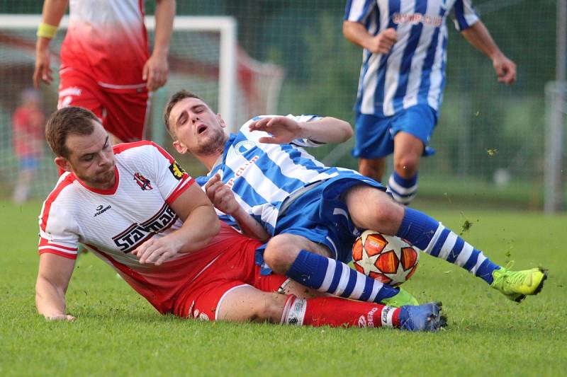 SK Dubí (v bílém) v městském derby slavilo výhru