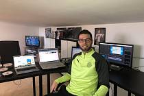 MARTIN KOVAŘÍK ve své domácí pracovně digitalizuje videoarchiv FK Teplice.
