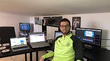 MARTIN KOVAŘÍK ve své domácí pracovně digitalizuje videoarchiv FK Teplice.