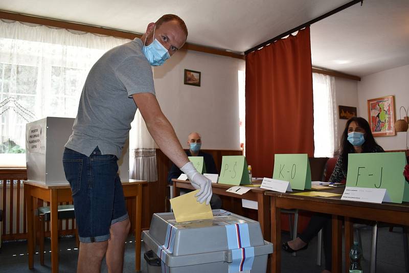 Senátní volby na Teplicku, druhé kolo. Volební místnost v Hudcově, je v obývacím pokoji rodinného domu.