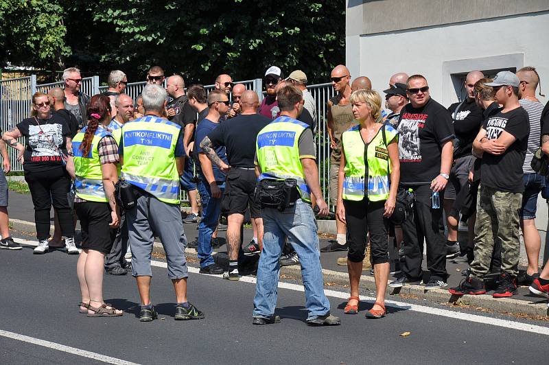 Demonstrace DSSS za nedávný incident na koupališti se konala před budovou MěÚ v Dubí.