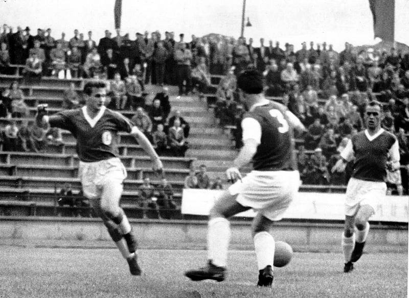Utkání Baník Most - FC Liverpool, při slavnostním otevření stadionu v roce 1961.