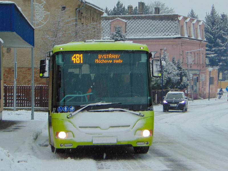 Sněhová nadílka dělá problémy řidičům i chodcům.