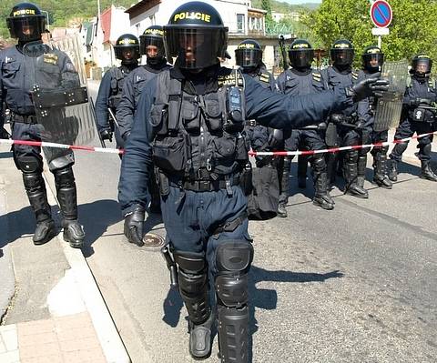 Dělnická strana měla mítink v Krupce, policejní manévry, střety s Antifou a další.