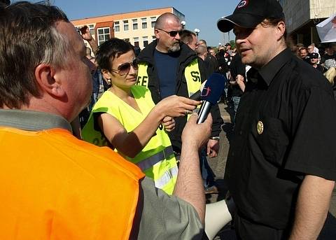 Dělnická strana měla mítink v Krupce, policejní manévry, střety s Antifou a další.