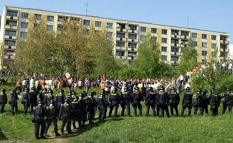 Dělnická strana měla mítink v Krupce, policejní manévry, střety s Antifou a další.