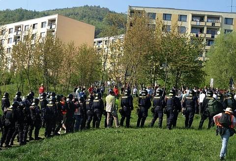 Dělnická strana měla mítink v Krupce, policejní manévry, střety s Antifou a další.