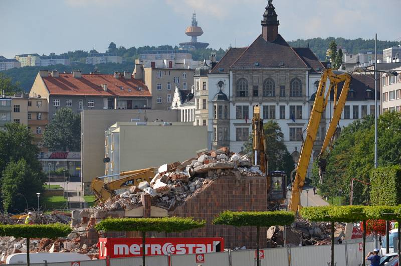 Prior už leží na zemi