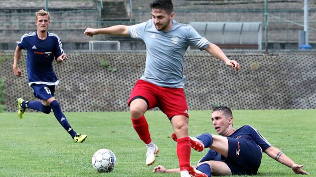 Fotbalisté Českého Lva Neštěmice (šedočervení) zahájili nový ročník I.A třídy vítězstvím nad FK Bílina (modří) 3:1.