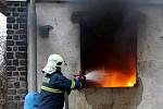 Hasiči zasahují u požáru odpadu v opuštěném objektu v bílinské Důlní ulici