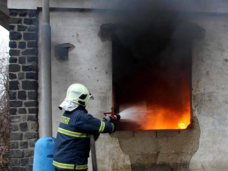Hasiči zasahují u požáru odpadu v opuštěném objektu v bílinské Důlní ulici