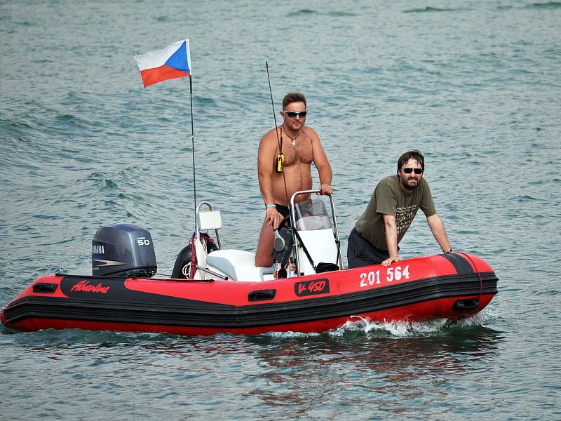 Na vodní ploše Barbora v Oldřichově na Teplicku probíhá od soboty týden jachetních závodů.