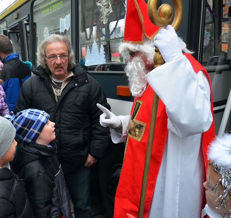 Mikuláš za volantem trolejbusu 