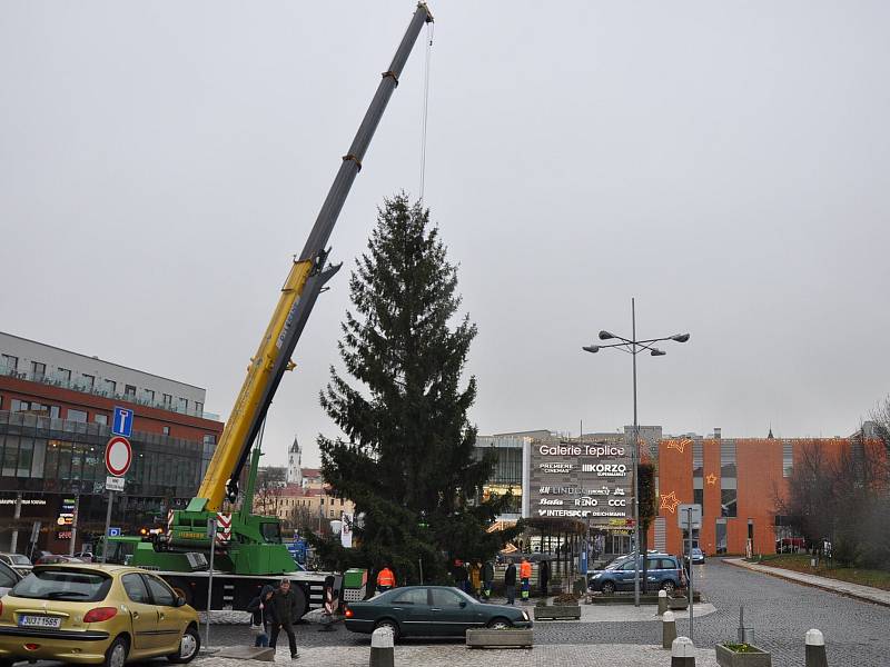 V pondělí 20. listopadu přivezli na náměstí Svobody do Teplic vánoční strom.