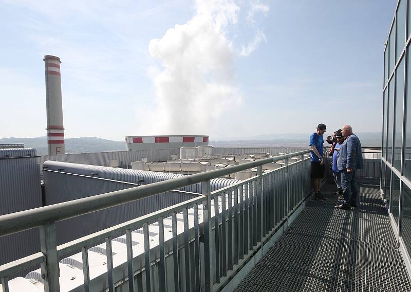 Cestou můžete navštívit nejvyšší rozhlednu v Česku, položenou na 140 metrů vysoké kotelně Elektrárny Ledvice.