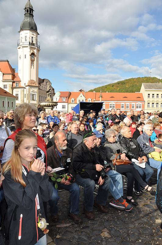 Návštěva prezidenta ČR Miloše Zemana v Bílině, setkání s občany na Mírovém náměstí.