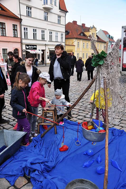 Na Zámeckém náměstí se o víkendu konal První teplický masopust spojený.