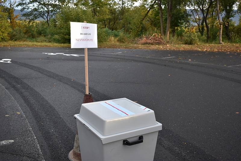 Stanoviště drive-in na fotbalovém stadionu pro lidi s covidem a nebo v karanténě.