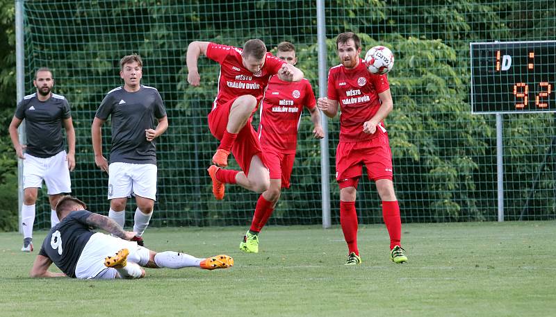 MOL Cup 2019 1. kolo - Fotbalisté Srbic (černobílí) podlehli v pohárovém utkání Královu Dvoru (červení) 1:2. Hrálo se na stadionu v Chlumci.