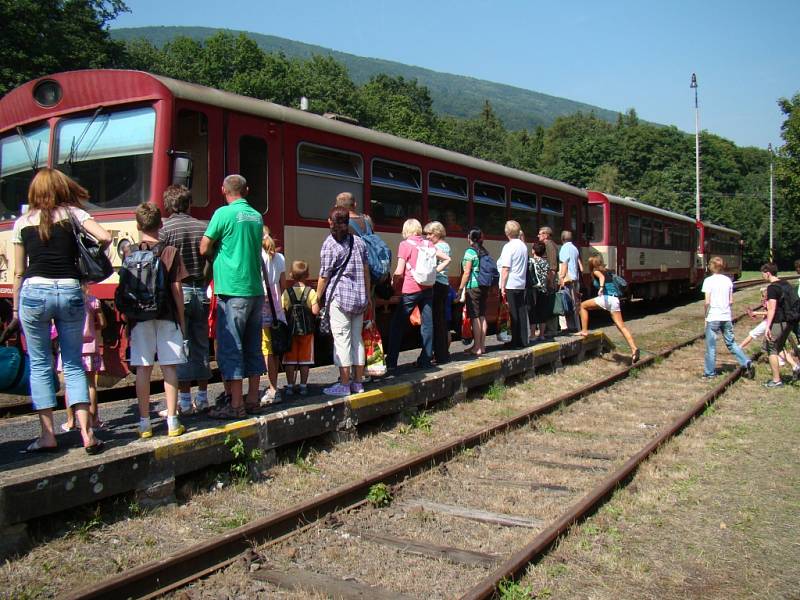 Vlaky do hor na trati Most - Moldava využívá spousta turistů i sportovců.