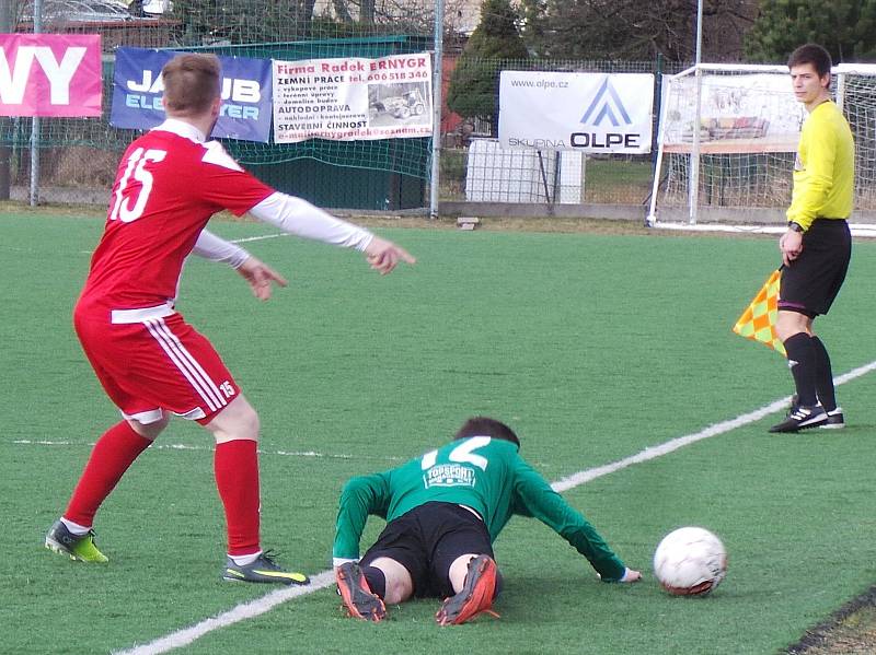 V předehrávaném zápase krajského přeboru porazily Srbice (v pruhovaných dresech) Baník Modlany 3:1.