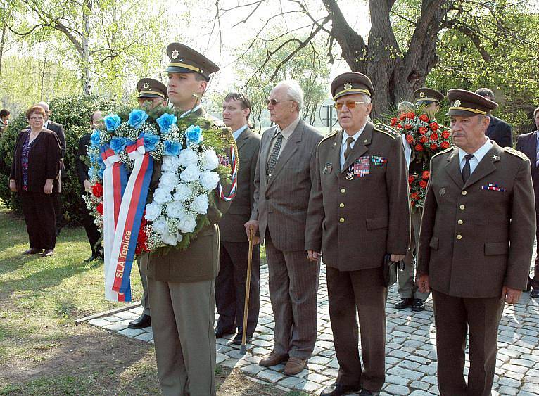 U pomníku pochodu smrti v Krupce zněla varování před extremismem 