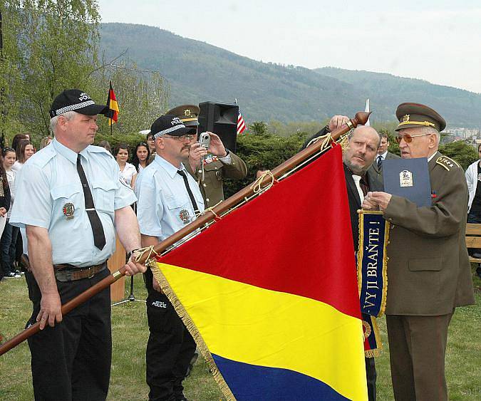 U pomníku pochodu smrti v Krupce zněla varování před extremismem 