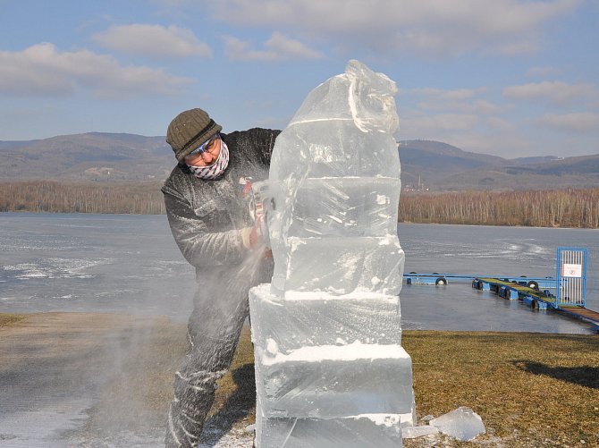 Řezbář Pavel Vrcula z Košťan tvoří sochy z ledu nádrže Barbora.
