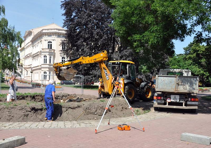 Stavební práce probíhají v šanovském parku, v místě budoucího pomníku Julia Payera.