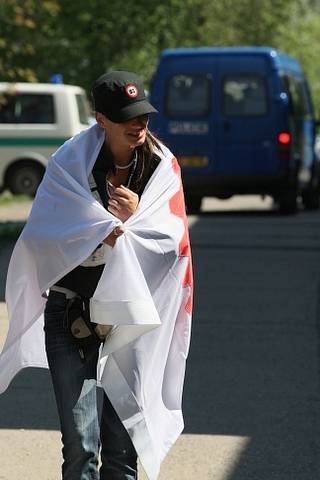 Do Krupky přijela Dělnická strana monitorovat situaci na místním sídlišti, Romové se bouří. Policie je ve střehu.