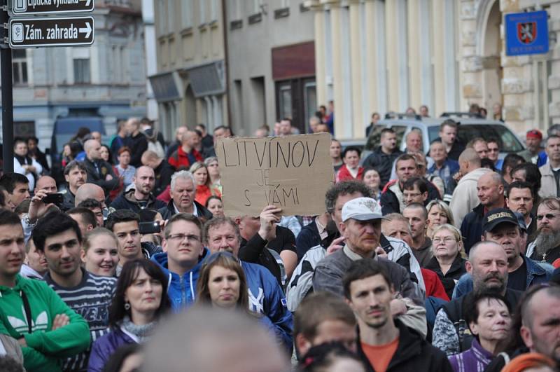 V Duchcově proběhla demonstrace proti násilí ve městě