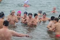 Otužilci vytvořili v jezeru Barbora na Teplicku nový český rekord