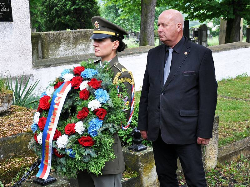 Pietní akt k uctění památky francouzských vojáků, kteří zahynuli za druhé světové války v zajateckých táborech na Teplicku, se konal na hřbitově v Bystřanech.