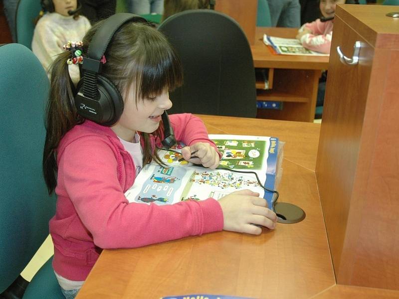 Základní škola Aléská v Bílině se může pochlubit novou moderní jazykovou učebnou.