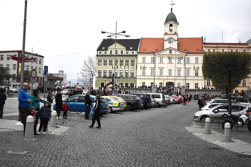 Závodní veteránská auta v Teplicích, v rámci Rallye Praha Revival, Memoriál Dalibora Janka 2022.