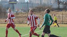 V předehrávaném zápase krajského přeboru porazily Srbice (v pruhovaných dresech) Baník Modlany 3:1.