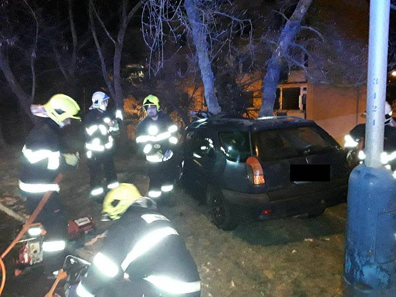 Dopravní nehoda v Teplicích. Auto narazilo do stromu.