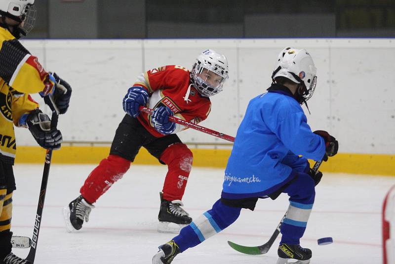 Malí hokejisté Teplic vyjeli ve čtvrtek poprvé na trénink v rouškách.