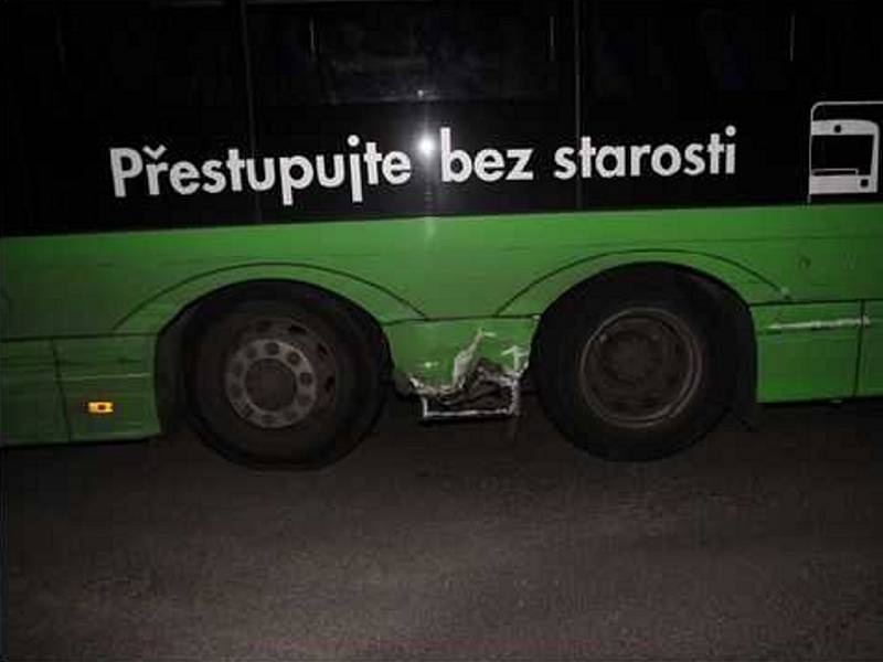 Autobus při neplánované projížďce utrpěl několik šrámů.