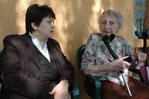 Ministrině Džamila Stehlíková si povídá s klientkou bystřanského domova důchodců.