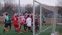 V předehrávaném zápase krajského přeboru porazily Srbice (v pruhovaných dresech) Baník Modlany 3:1.