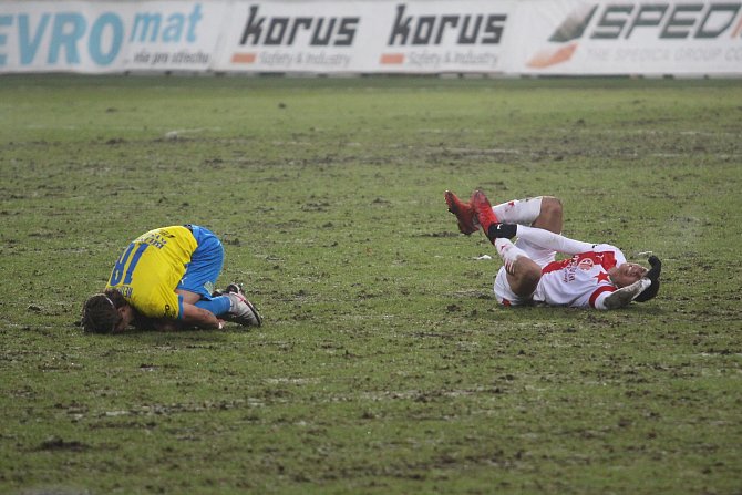 Fotbal na poli… Terény na ligových stadionech nejsou v ideální kondici. Slavia se o tom přesvědčila také v Teplicích, kde remizovala i ztratila zraněné hráče.