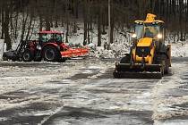 Úprava parkoviště v Mikulově u lyžařského areálu Bouřňák. Sněhové bariéry jsou pryč, je více místa na státní.