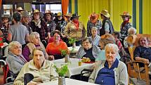 V drsný saloon s obsluhou v kostkatých košilích a se stetsony na hlavách se proměnila jídelna Domova důchodců v Bystřanech.