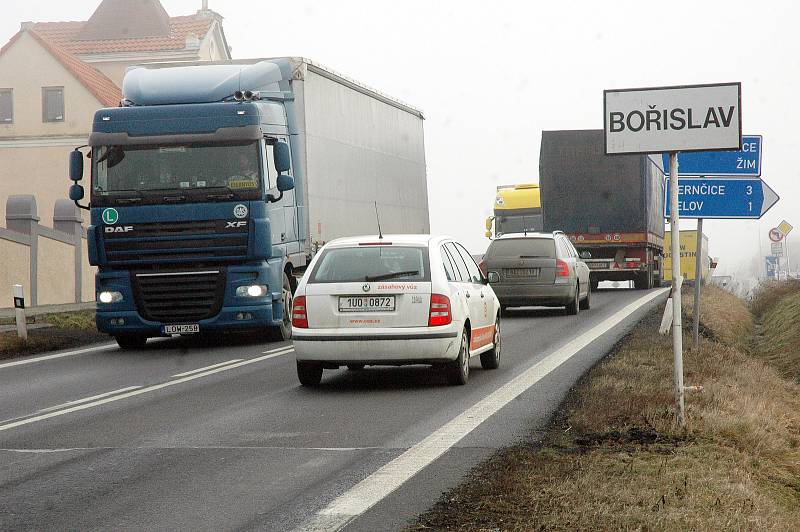 Když ještě nebyla dálnice D8 přes České středohoří, jezdilo po teplických silnicích mnohem více kamionů než je tomu nyní. Bylo také více nehod, zejména v klesání do Bořislavi.