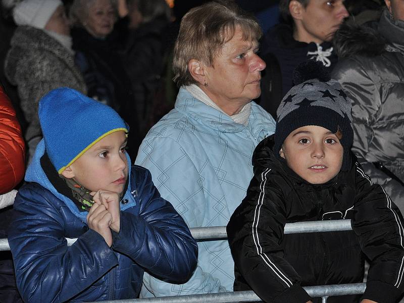 Předvánoční akce v Teplicích. Pohádka a slet andělů v rámci rozsvícení vánoční výzdoby Galerie Teplice.